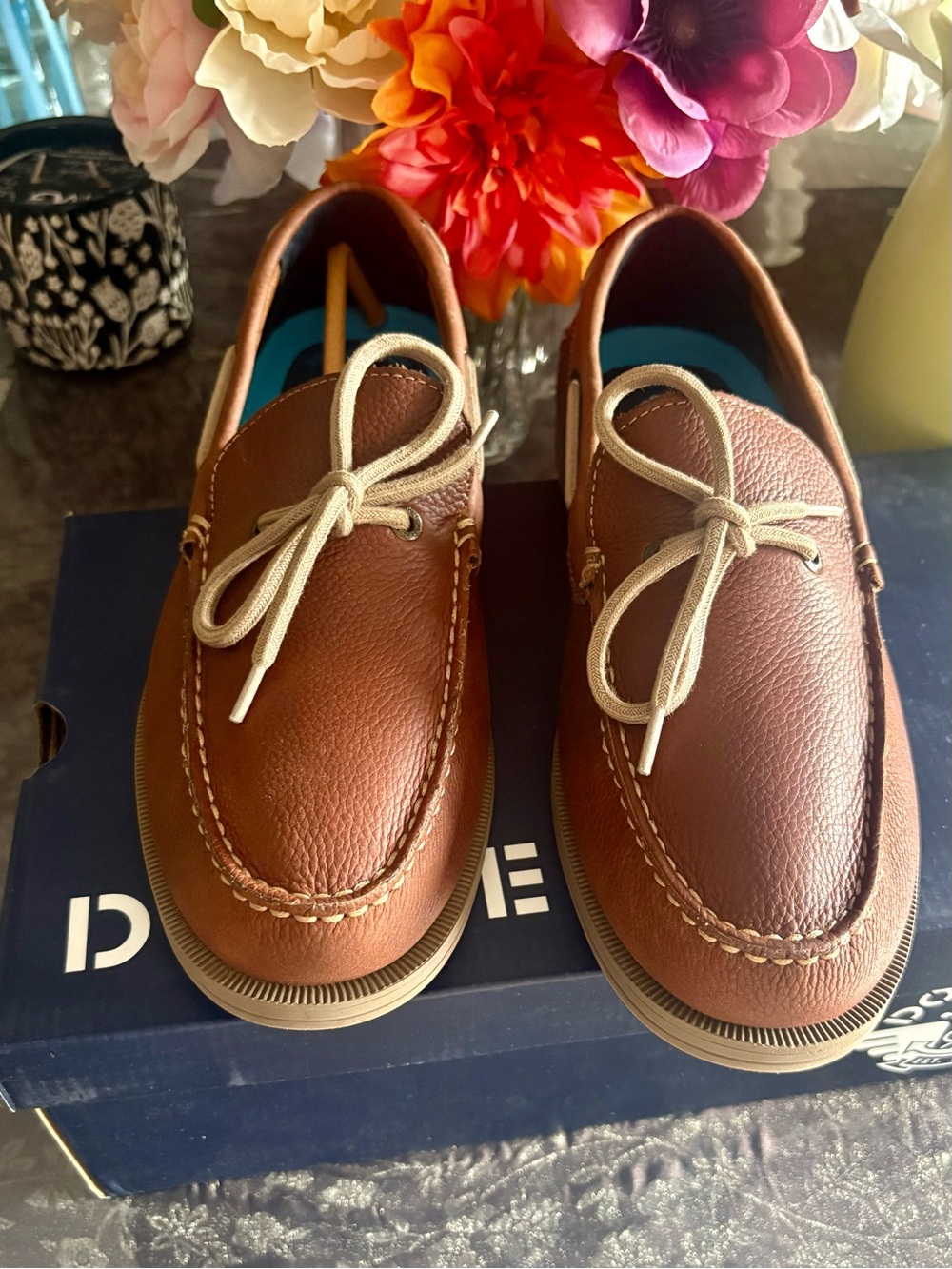 Dockers Men's and 9M Brown Leather Moccasin-Style Boat Shoes with Cream Laces